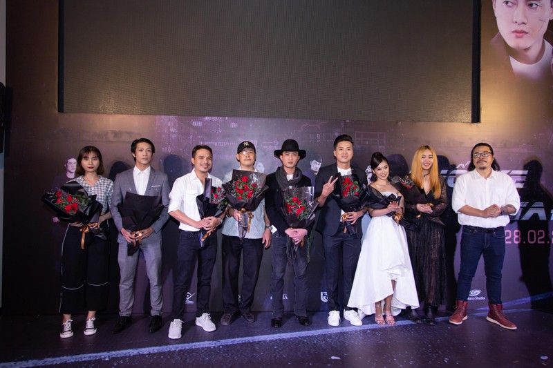 hoang yen chibi khoe vai tran goi cam ben "soai ca" quach ngoc tuyen hinh 14