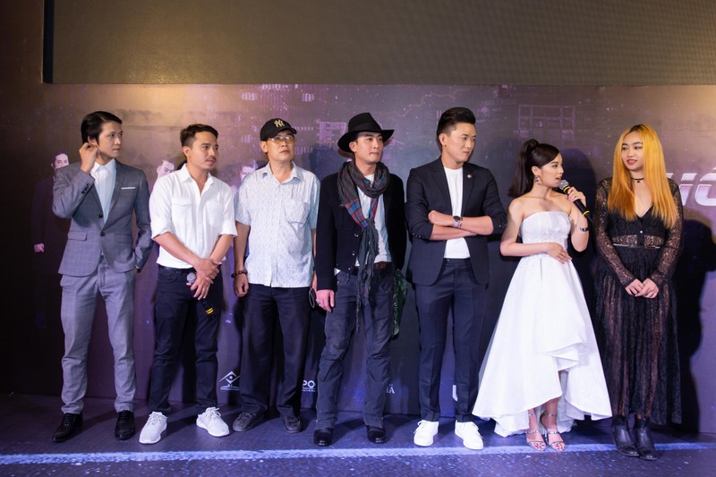 hoang yen chibi khoe vai tran goi cam ben "soai ca" quach ngoc tuyen hinh 13