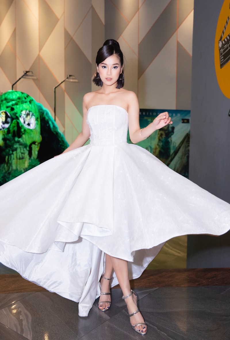 hoang yen chibi khoe vai tran goi cam ben "soai ca" quach ngoc tuyen hinh 9