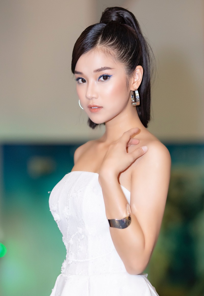hoang yen chibi khoe vai tran goi cam ben "soai ca" quach ngoc tuyen hinh 10