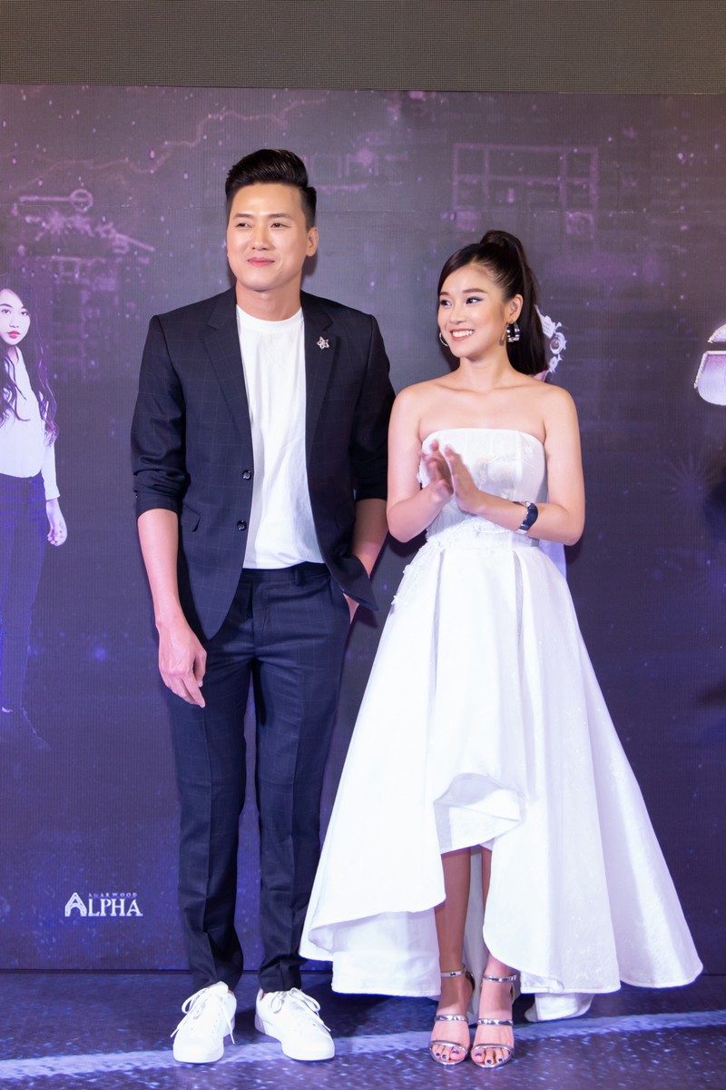 hoang yen chibi khoe vai tran goi cam ben "soai ca" quach ngoc tuyen hinh 12
