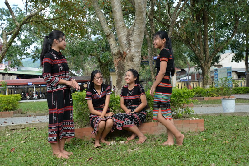 a luoi dua tho cam zeng vao thoi trang hien dai hinh 2