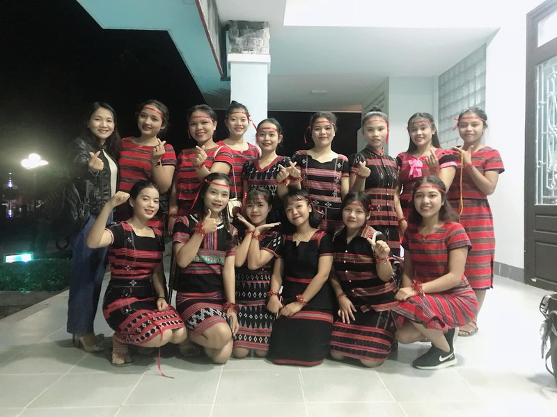 a luoi dua tho cam zeng vao thoi trang hien dai hinh 1