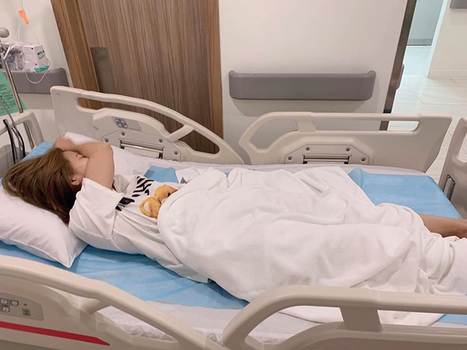 chuyen showbiz: ha ho dien bikini, quan quyt ben kim ly tren bai bien hinh 2