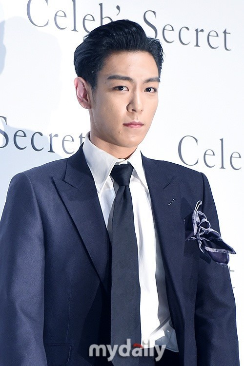big bang t.o.p ung ho 2 ty dong chung tay day lui dai dich covid-19 hinh 1