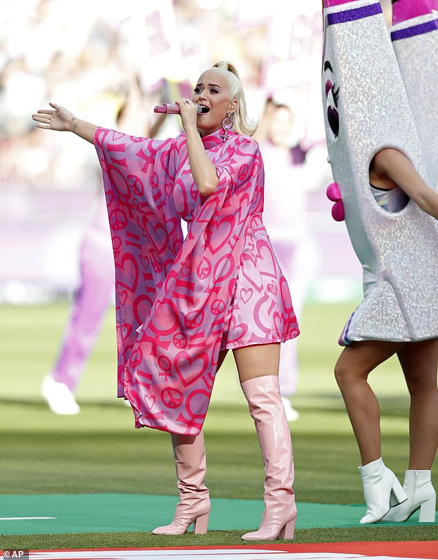 katy perry mang bau 6 thang van nhay mua nhiet tinh tren san khau  hinh 2