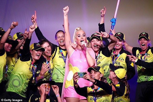 katy perry mang bau 6 thang van nhay mua nhiet tinh tren san khau  hinh 3