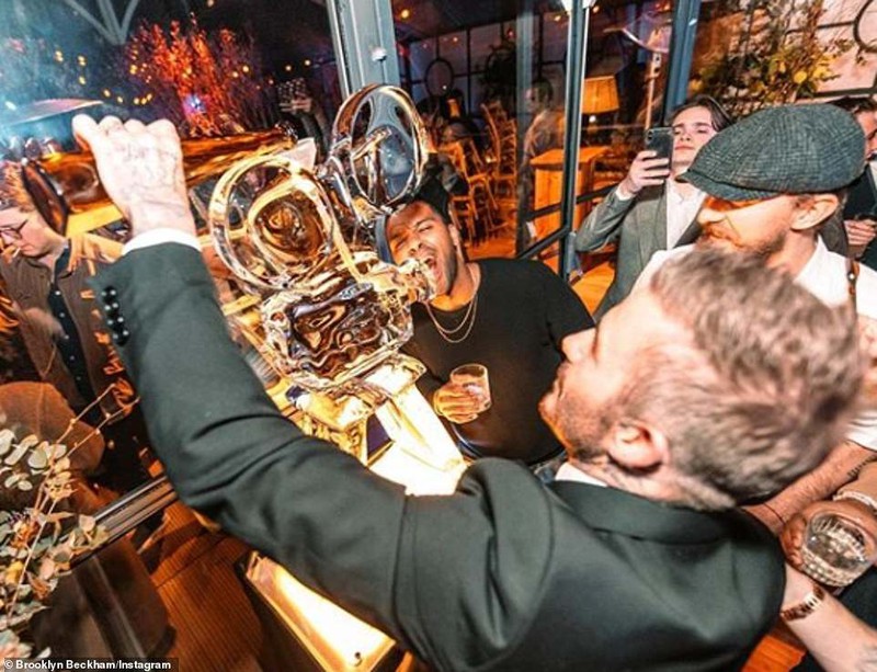 david beckham ngot ngao om hon vo trong dip sinh nhat con trai hinh 8