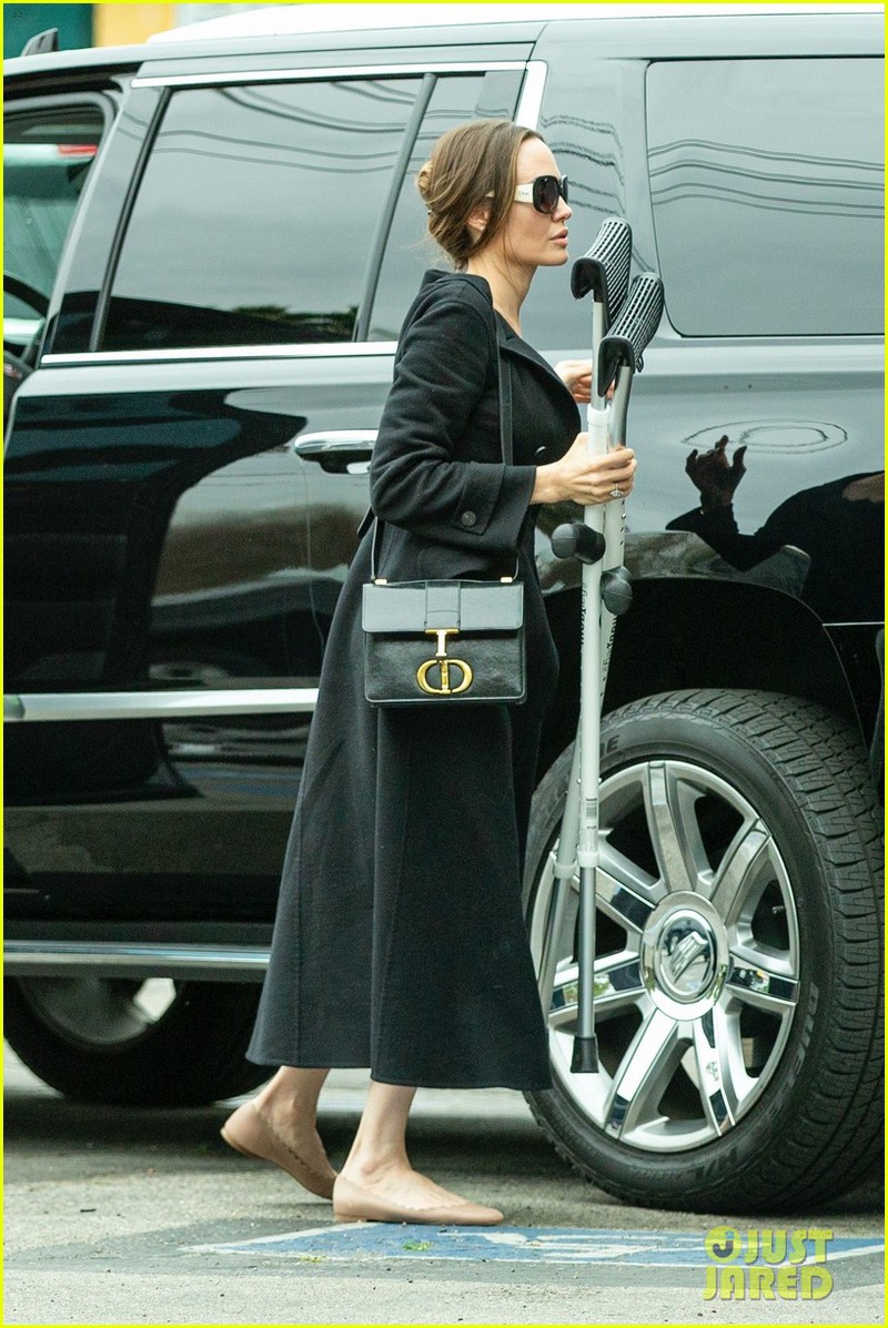 angelina jolie mac do thanh lich, cam theo nang ho tro con di xem phim hinh 1