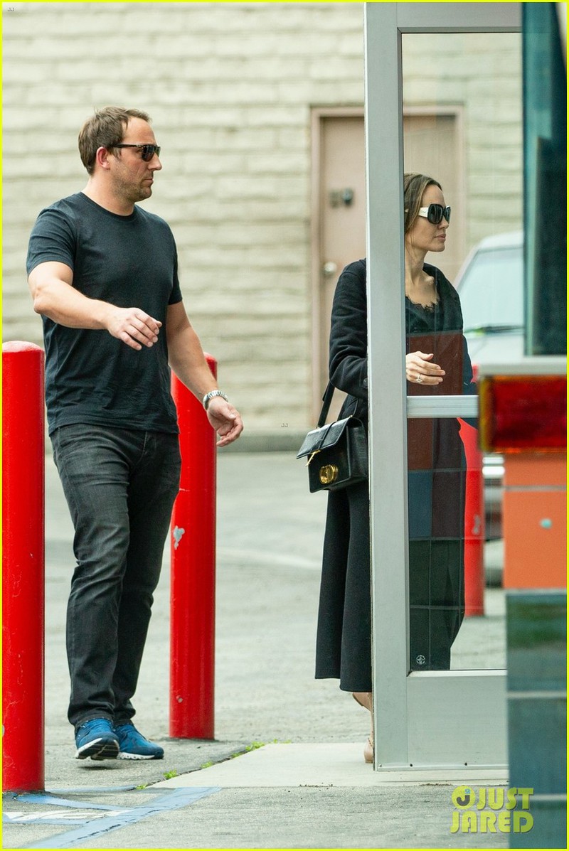 angelina jolie mac do thanh lich, cam theo nang ho tro con di xem phim hinh 2