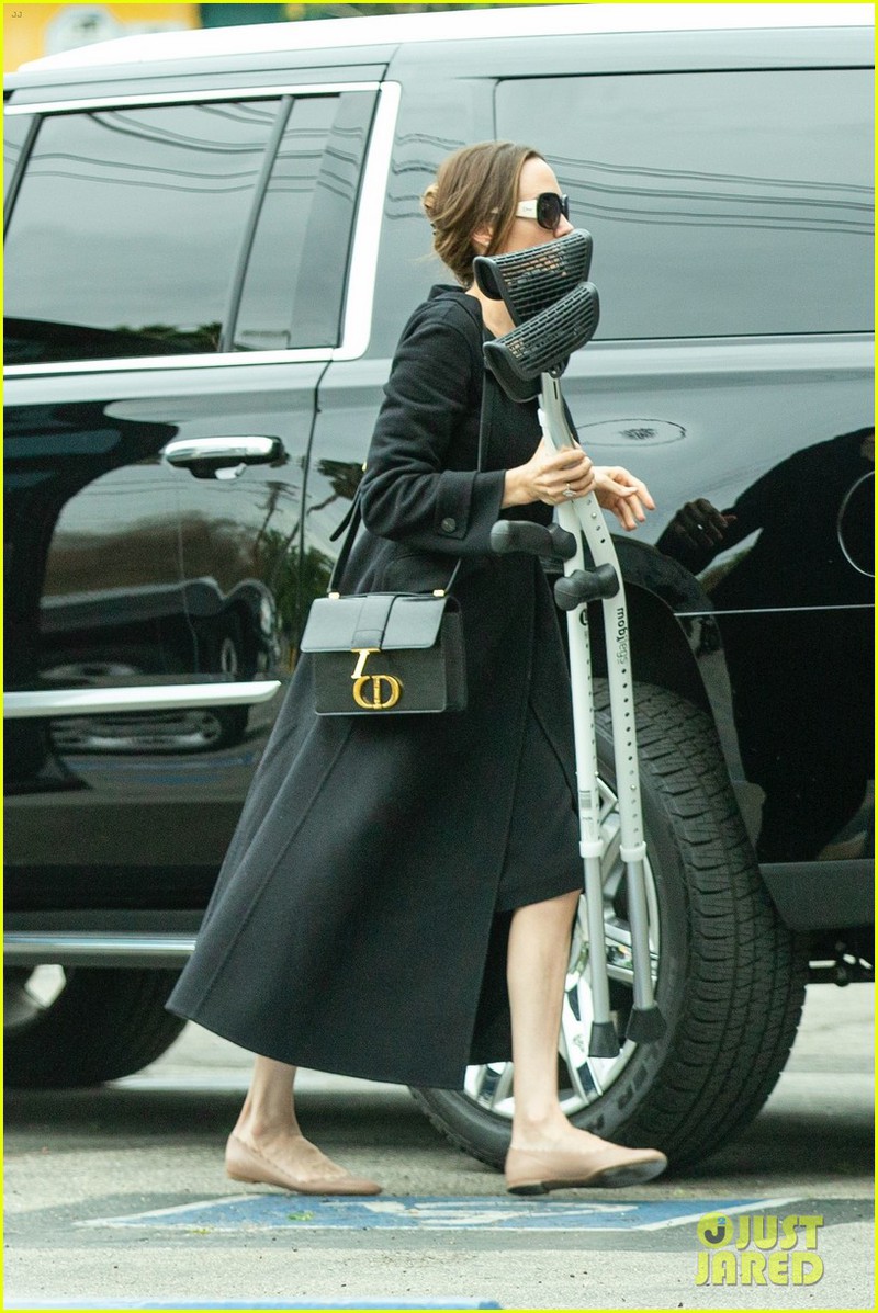 angelina jolie mac do thanh lich, cam theo nang ho tro con di xem phim hinh 4