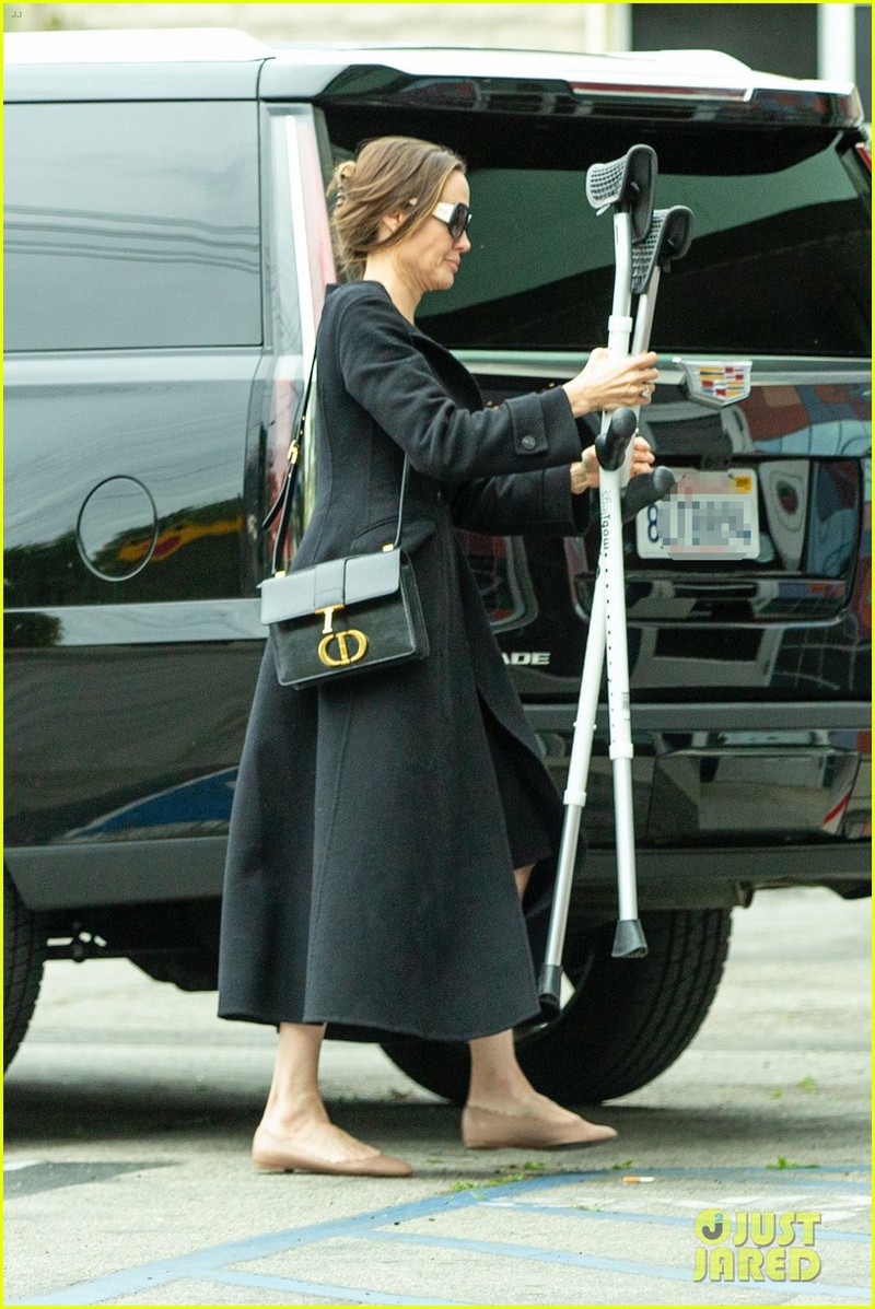 angelina jolie mac do thanh lich, cam theo nang ho tro con di xem phim hinh 5