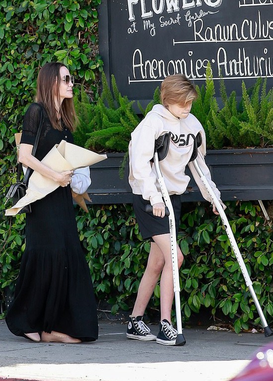 angelina jolie mac do thanh lich, cam theo nang ho tro con di xem phim hinh 6
