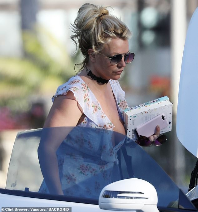 britney spears mac vay xe sau tao bao khi di choi cung tinh tre hinh 4