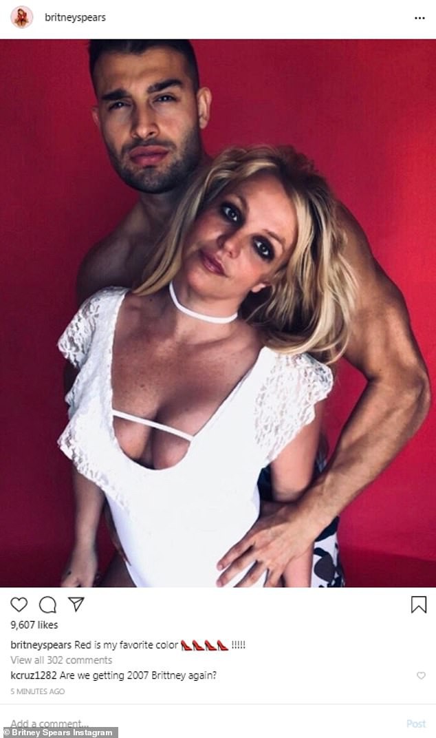 britney spears mac vay xe sau tao bao khi di choi cung tinh tre hinh 7