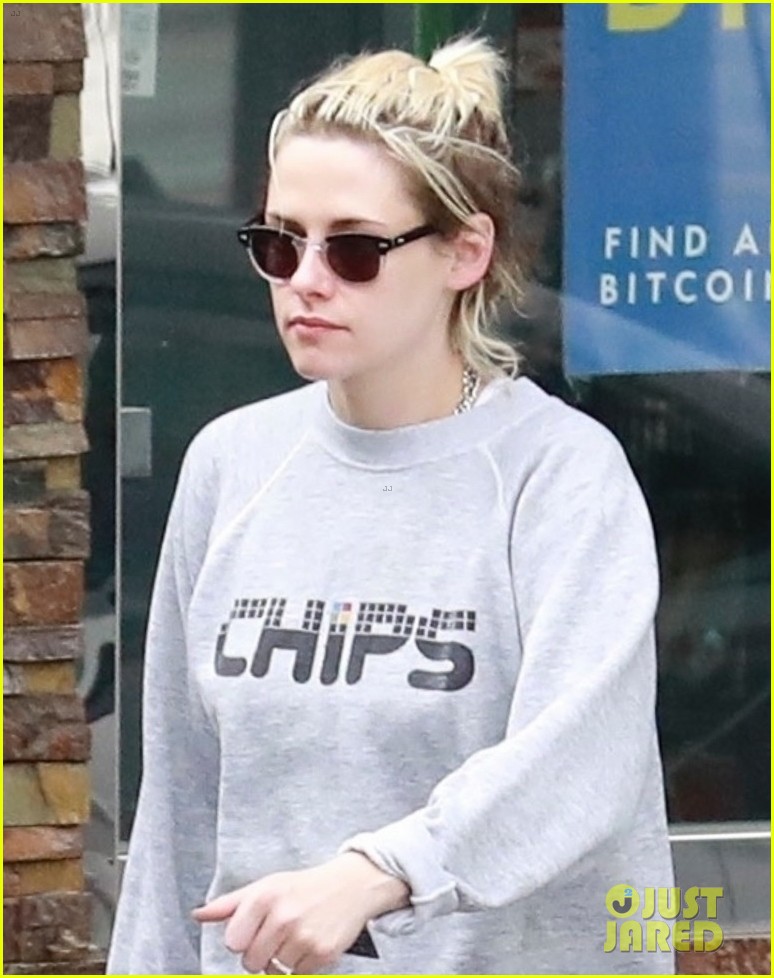 kristen stewart dien do "nam tinh" di dao cung ban gai moi  hinh 2