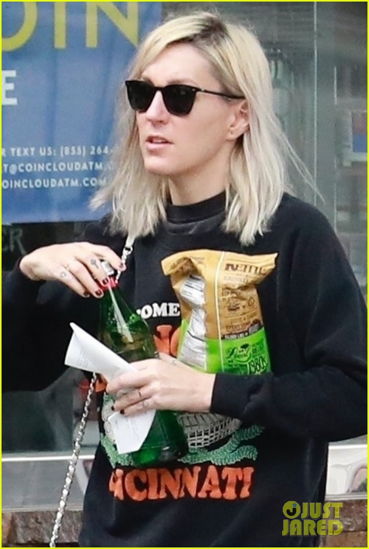 kristen stewart dien do "nam tinh" di dao cung ban gai moi  hinh 4