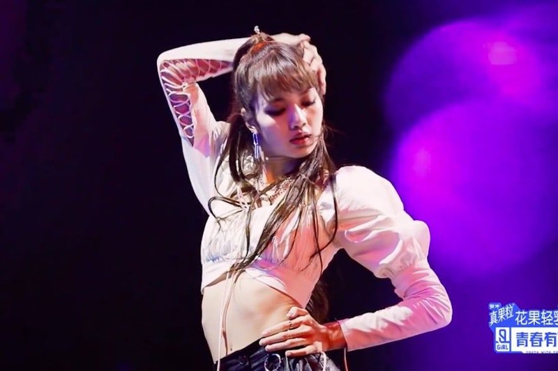 lisa (black pink) khoe vu dao boc lua trong show "thanh xuan co ban" hinh 1