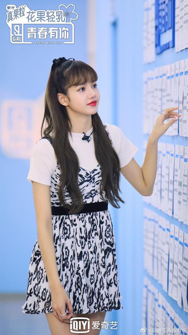 lisa (black pink) khoe vu dao boc lua trong show "thanh xuan co ban" hinh 2