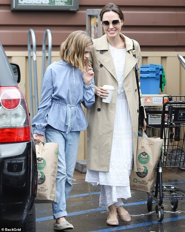 angelina jolie vui ve di mua do an du tru sau khi khen ngoi brad pitt hinh 1