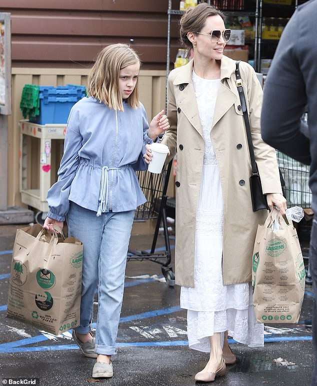 angelina jolie vui ve di mua do an du tru sau khi khen ngoi brad pitt hinh 5