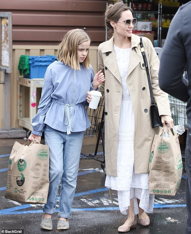 angelina jolie vui ve di mua do an du tru sau khi khen ngoi brad pitt hinh 6