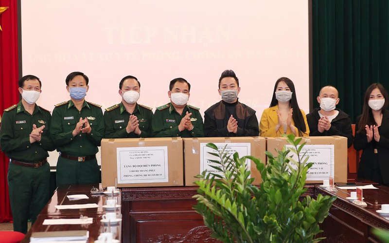 tung duong cung doan nghe si trao vat tu chong dich cho btl bien phong hinh 1