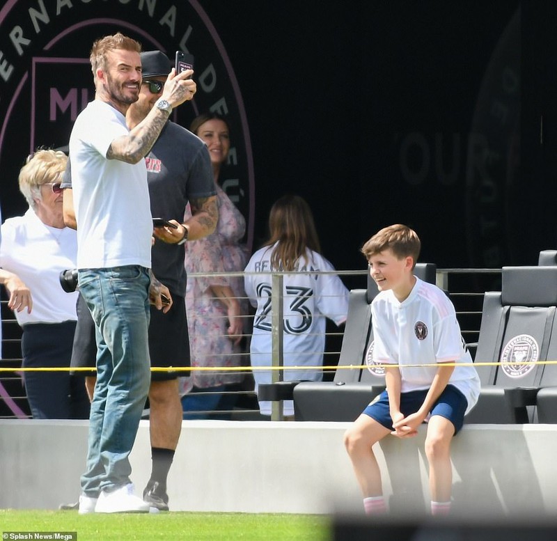 david beckham dam duoi om hon vo ngay tren san co hinh 8