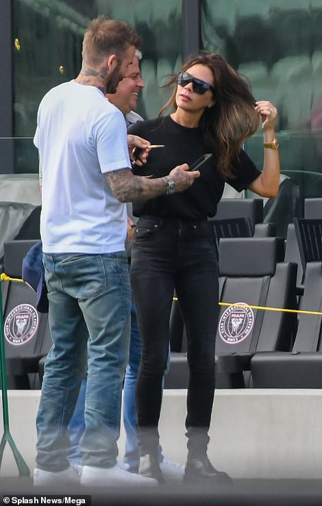 david beckham dam duoi om hon vo ngay tren san co hinh 3