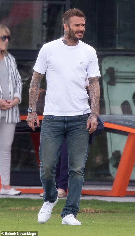 david beckham dam duoi om hon vo ngay tren san co hinh 4