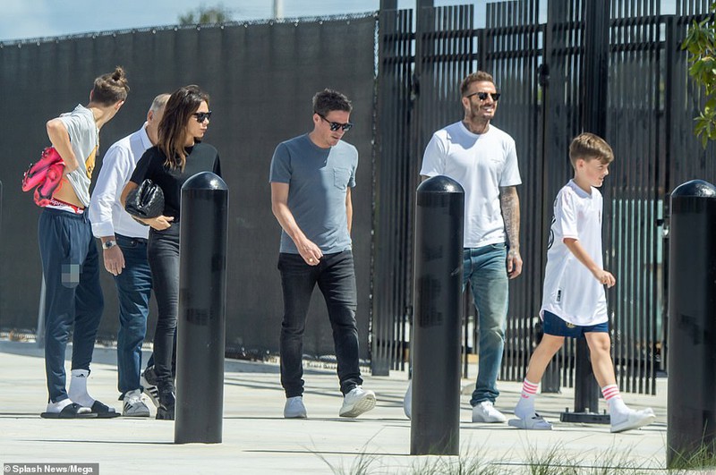 david beckham dam duoi om hon vo ngay tren san co hinh 6