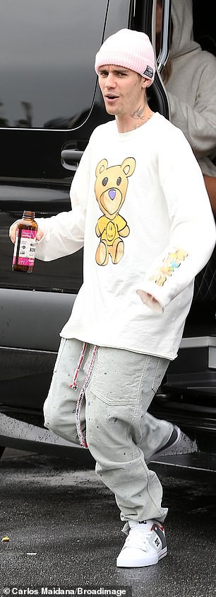 justin bieber bo khau trang, vui ve chup hinh tren pho giua thoi diem dich hinh 1