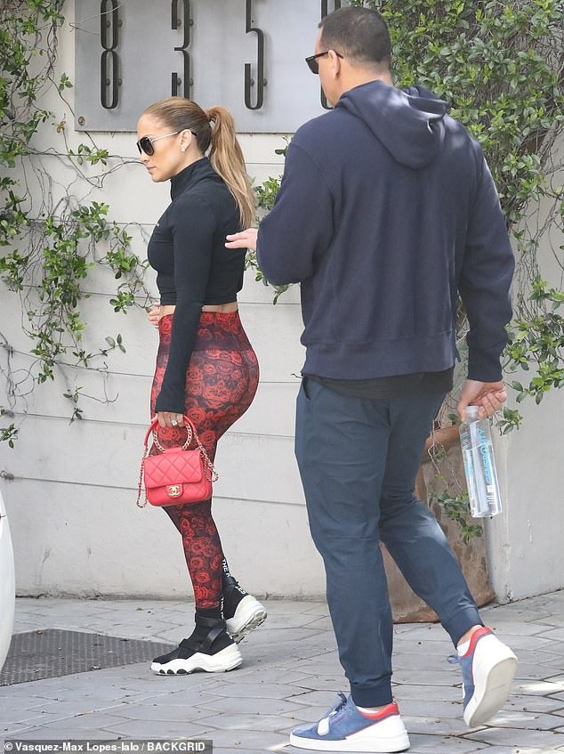 jennifer lopez dien do the thao nang dong sanh doi cung tinh tre hinh 2