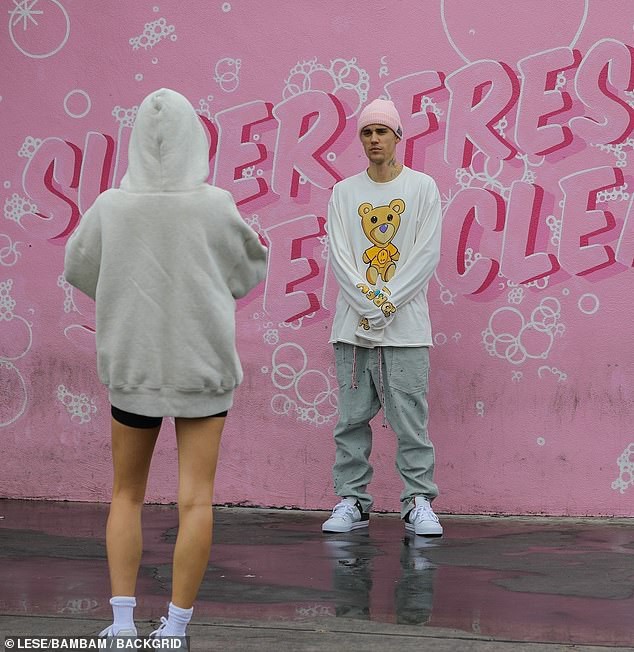 justin bieber bo khau trang, vui ve chup hinh tren pho giua thoi diem dich hinh 4
