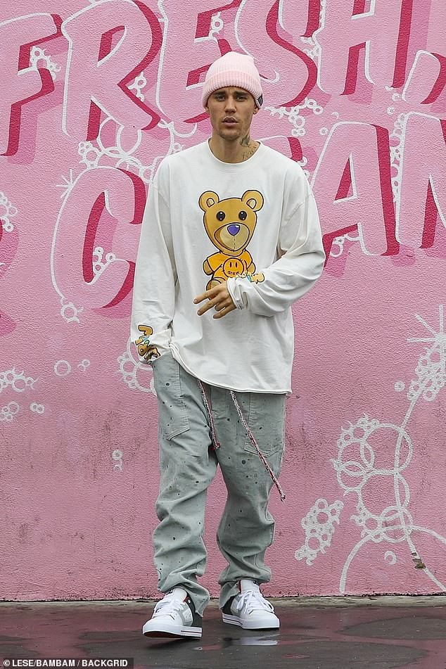 justin bieber bo khau trang, vui ve chup hinh tren pho giua thoi diem dich hinh 5