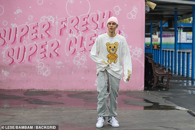 justin bieber bo khau trang, vui ve chup hinh tren pho giua thoi diem dich hinh 6