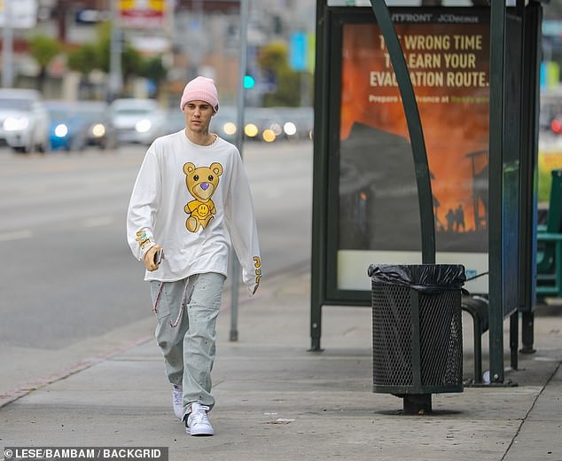 justin bieber bo khau trang, vui ve chup hinh tren pho giua thoi diem dich hinh 7
