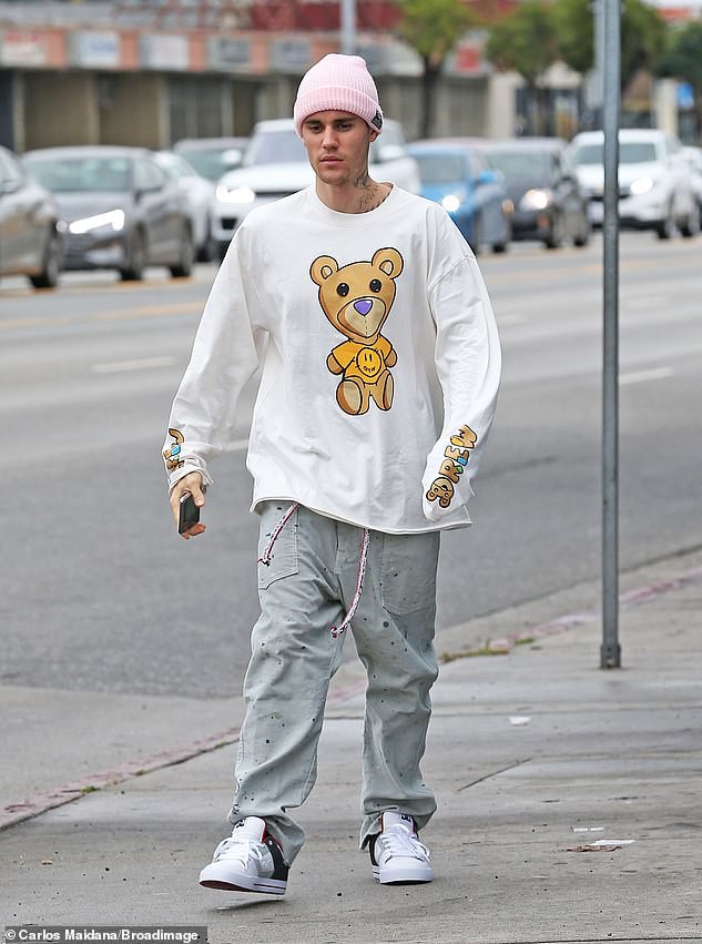 justin bieber bo khau trang, vui ve chup hinh tren pho giua thoi diem dich hinh 8
