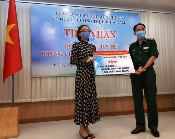 tung duong trao tang 500 ao chong dich, 400 khau trang cho cuc quan y hinh 4