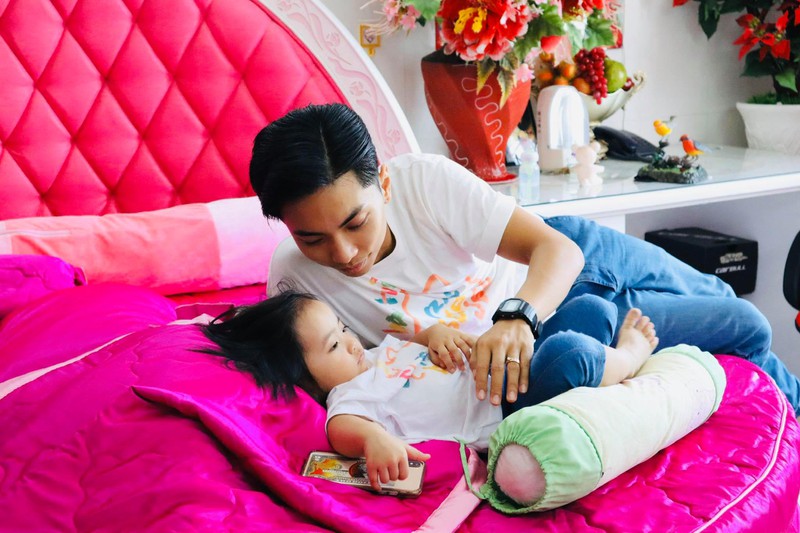 vang khanh thi, phan hien chat vat mot minh cham con gai nho hinh 1