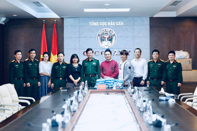 mc diep chi ung ho 500 bo quan ao, 2500 khau trang chong dich covid-19 hinh 2