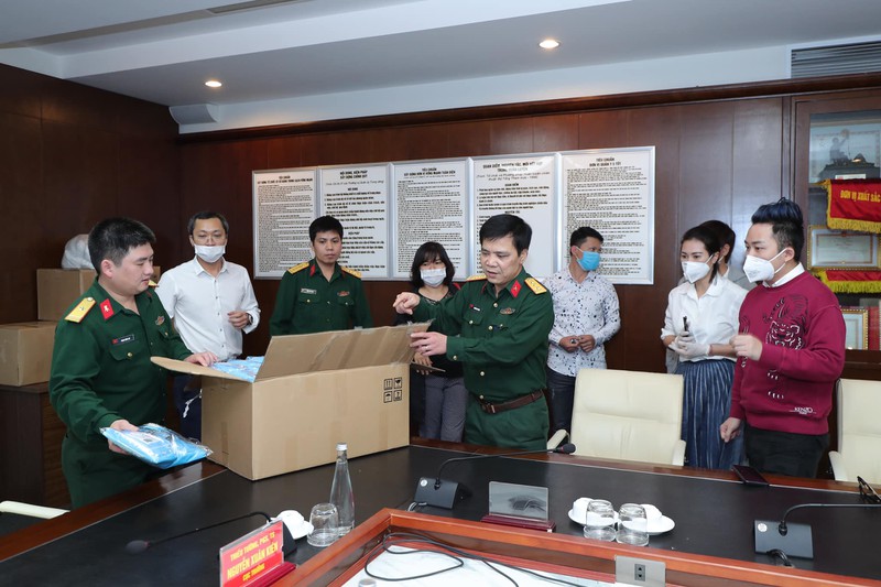 tung duong trao tang 500 ao chong dich, 400 khau trang cho cuc quan y hinh 3