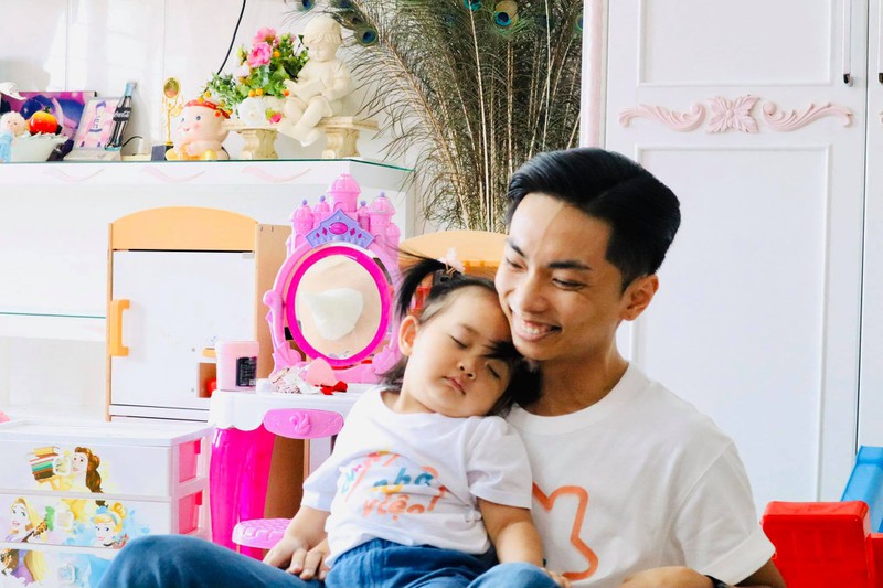 vang khanh thi, phan hien chat vat mot minh cham con gai nho hinh 2