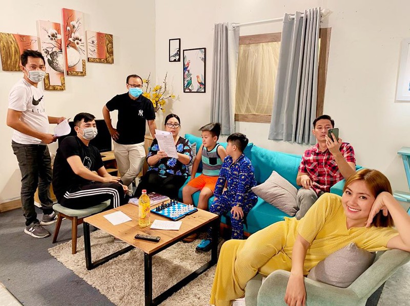 mua dich covid-19: nghe si ban hang online, o nha cham soc gia dinh hinh 7