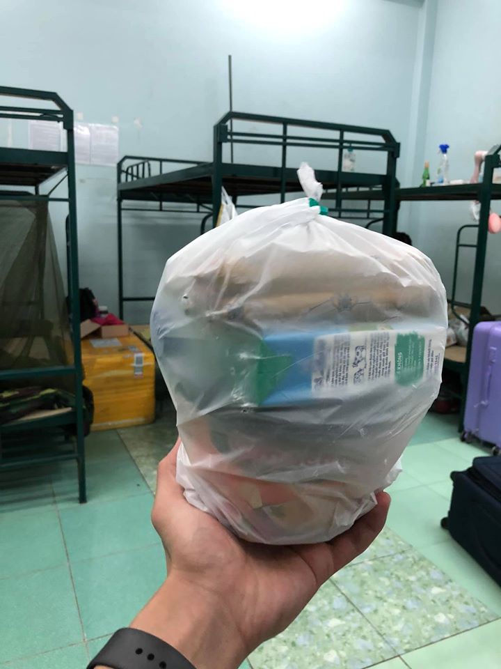hai huoc "tiem tap hoa" o khu cach ly cua chang trai tu sec ve nuoc hinh 7