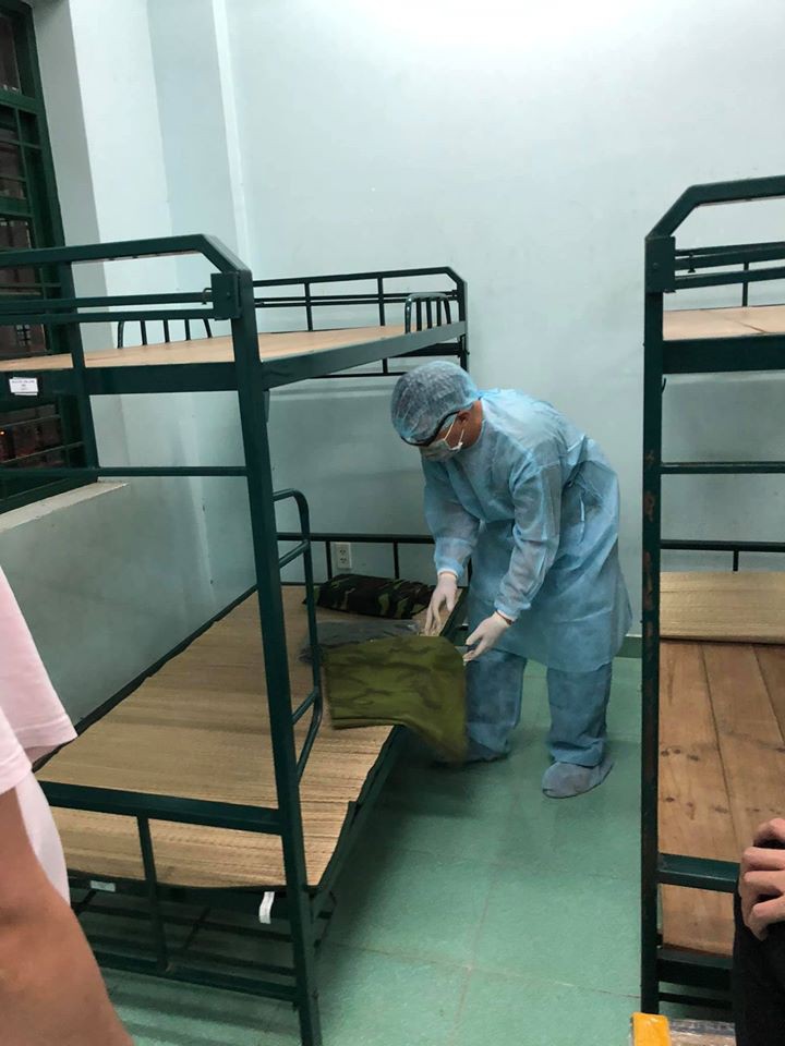 hai huoc "tiem tap hoa" o khu cach ly cua chang trai tu sec ve nuoc hinh 5