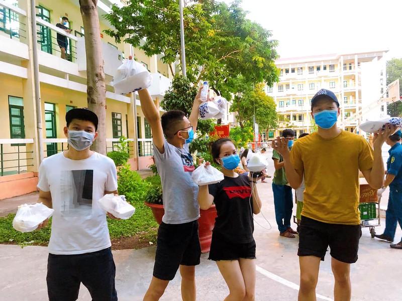 hai huoc "tiem tap hoa" o khu cach ly cua chang trai tu sec ve nuoc hinh 13