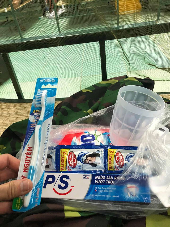 hai huoc "tiem tap hoa" o khu cach ly cua chang trai tu sec ve nuoc hinh 8