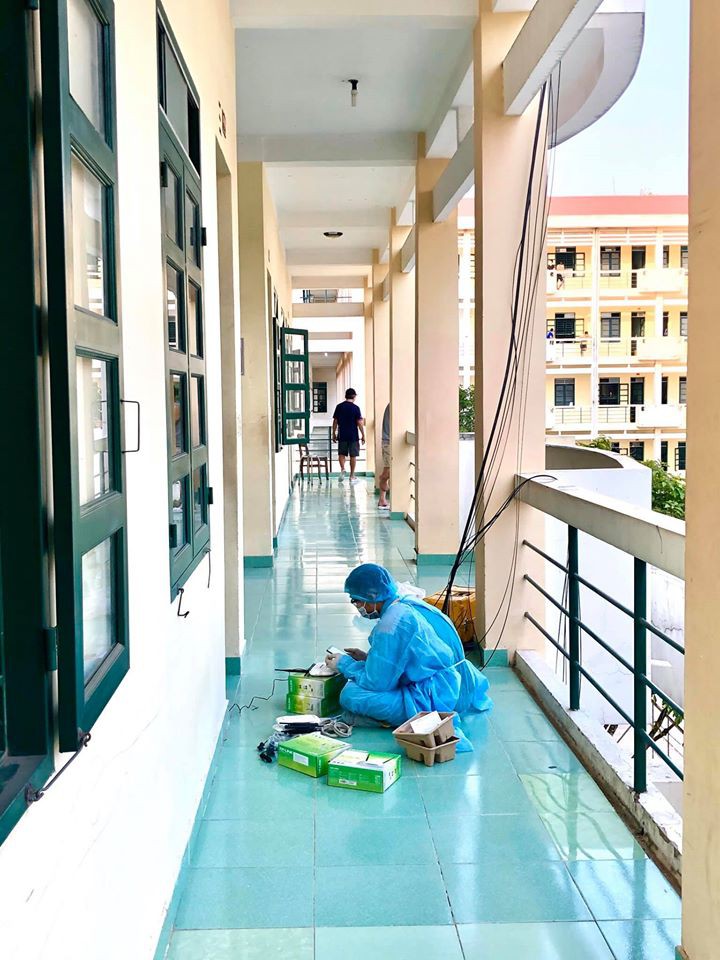 hai huoc "tiem tap hoa" o khu cach ly cua chang trai tu sec ve nuoc hinh 12