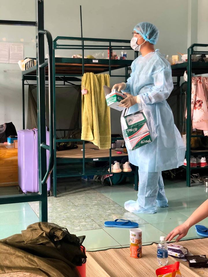 hai huoc "tiem tap hoa" o khu cach ly cua chang trai tu sec ve nuoc hinh 11